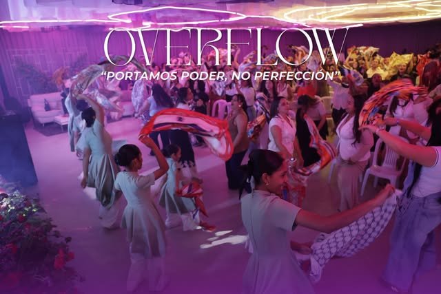 Mujeres danzando con banderas y mantos durante el congreso Overflow