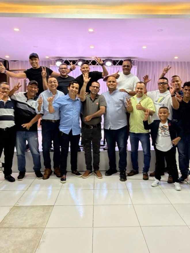 El grupo del Club de Caballeros Shamma reunido en el auditorio
