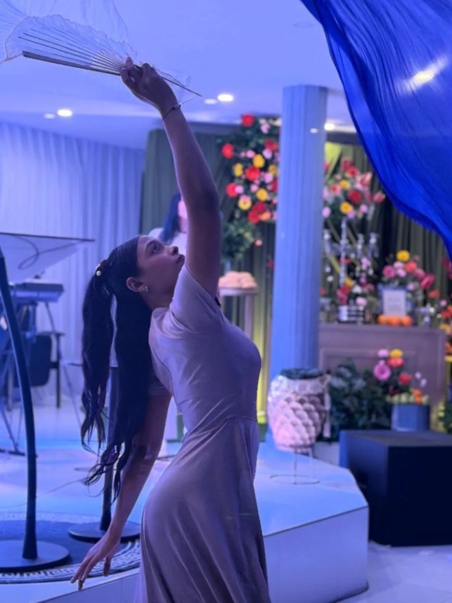 Danza con abanico y manto azul en un servicio de Shamma Kadosh