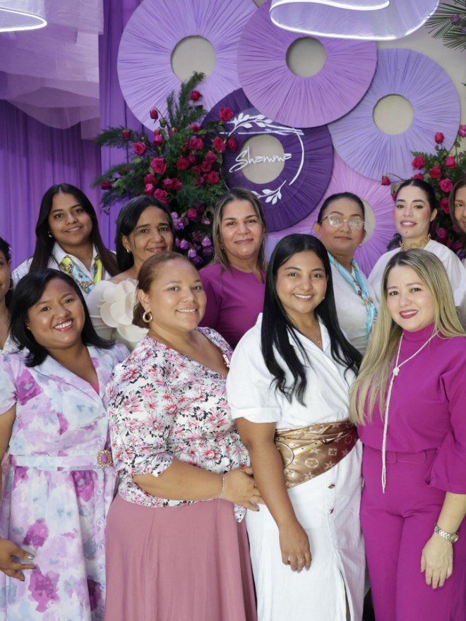 El equipo de Ladies Shamma reunido frente al decorado del congreso