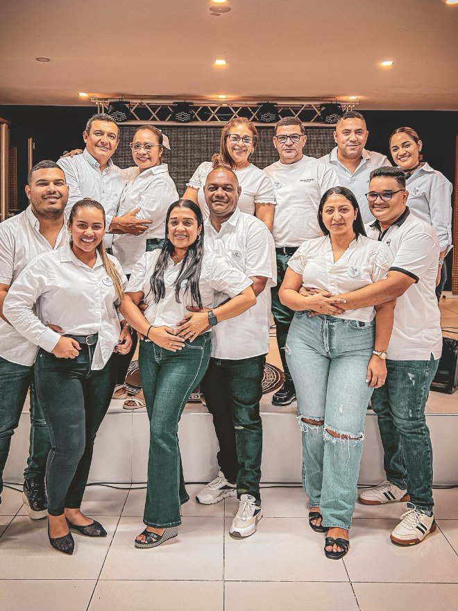 Las parejas de Parejas Shamma junto a los pastores Jair y Pamela Franco