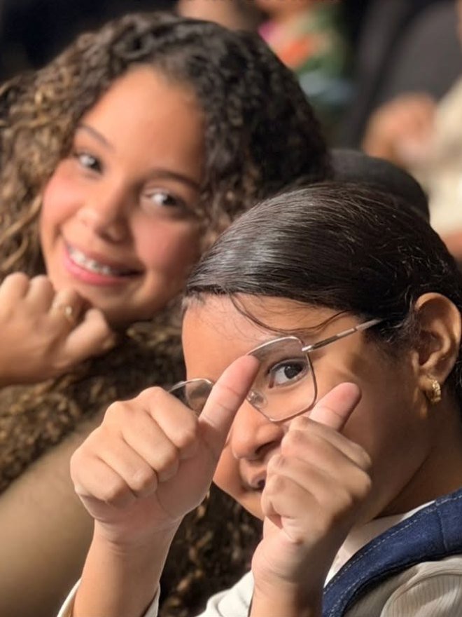 Dos adolescentes sonriendo durante un servicio de Shamma Teens