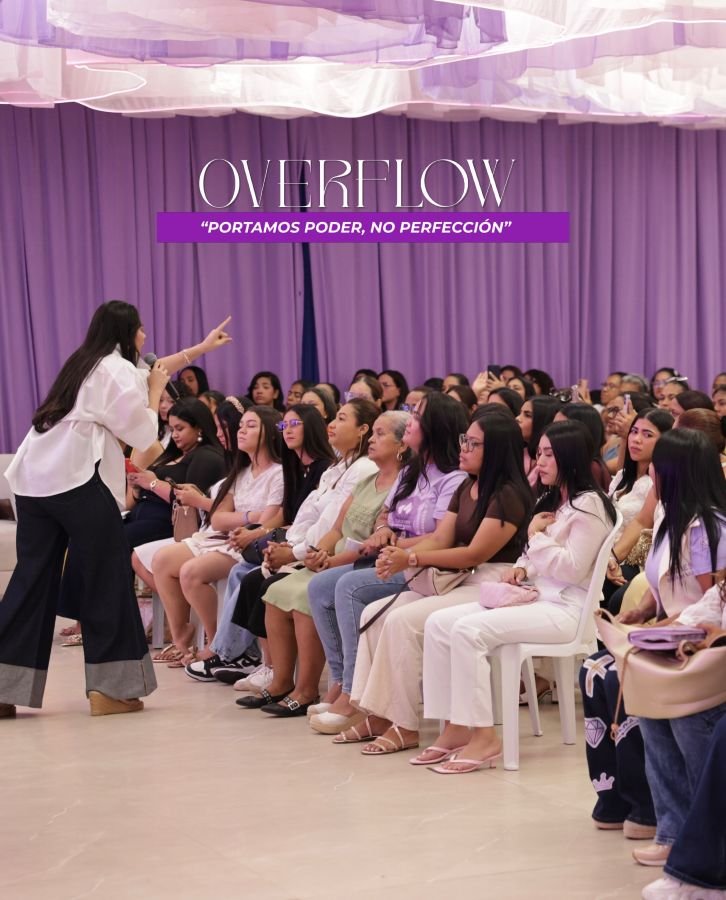Predicadora señalando al auditorio lleno de mujeres en Overflow