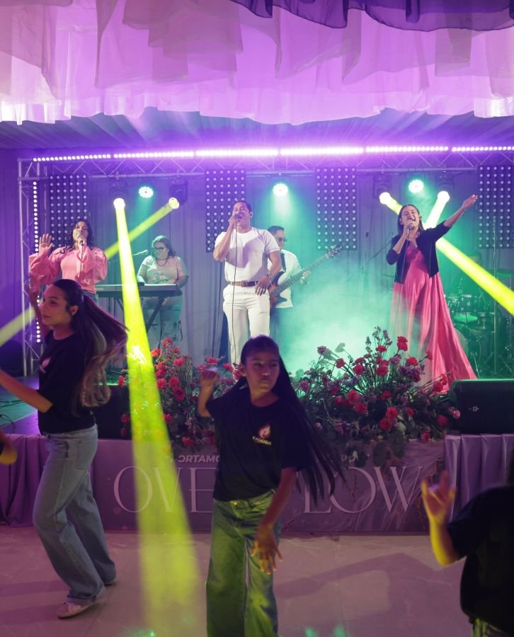Tarima de alabanza con luces y danza durante Overflow
