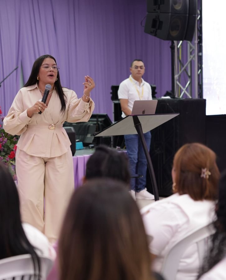 Conferencista hablando junto al equipo técnico del congreso