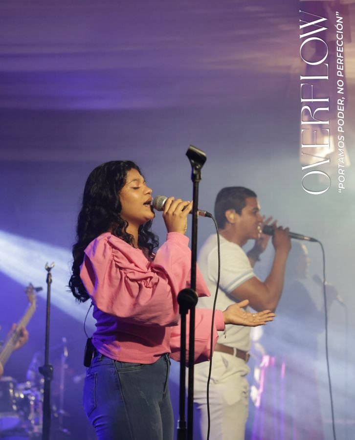 Salmistas cantando juntos frente al micrófono en Overflow