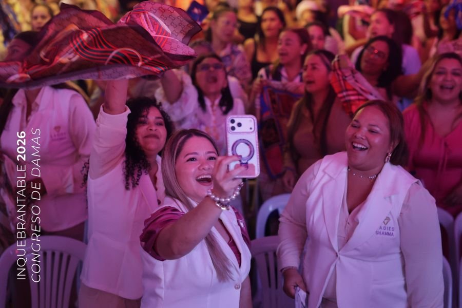 Mujeres celebrando y grabando con el celular en Inquebrantable 2026
