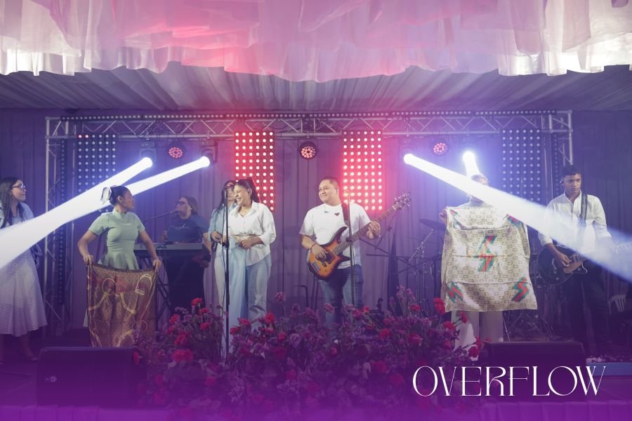 Banda de alabanza en el escenario con luces durante Overflow
