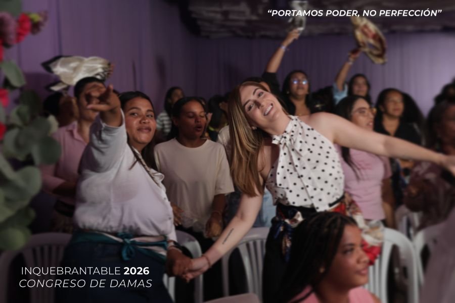 Mujer con los brazos abiertos adorando en Inquebrantable 2026